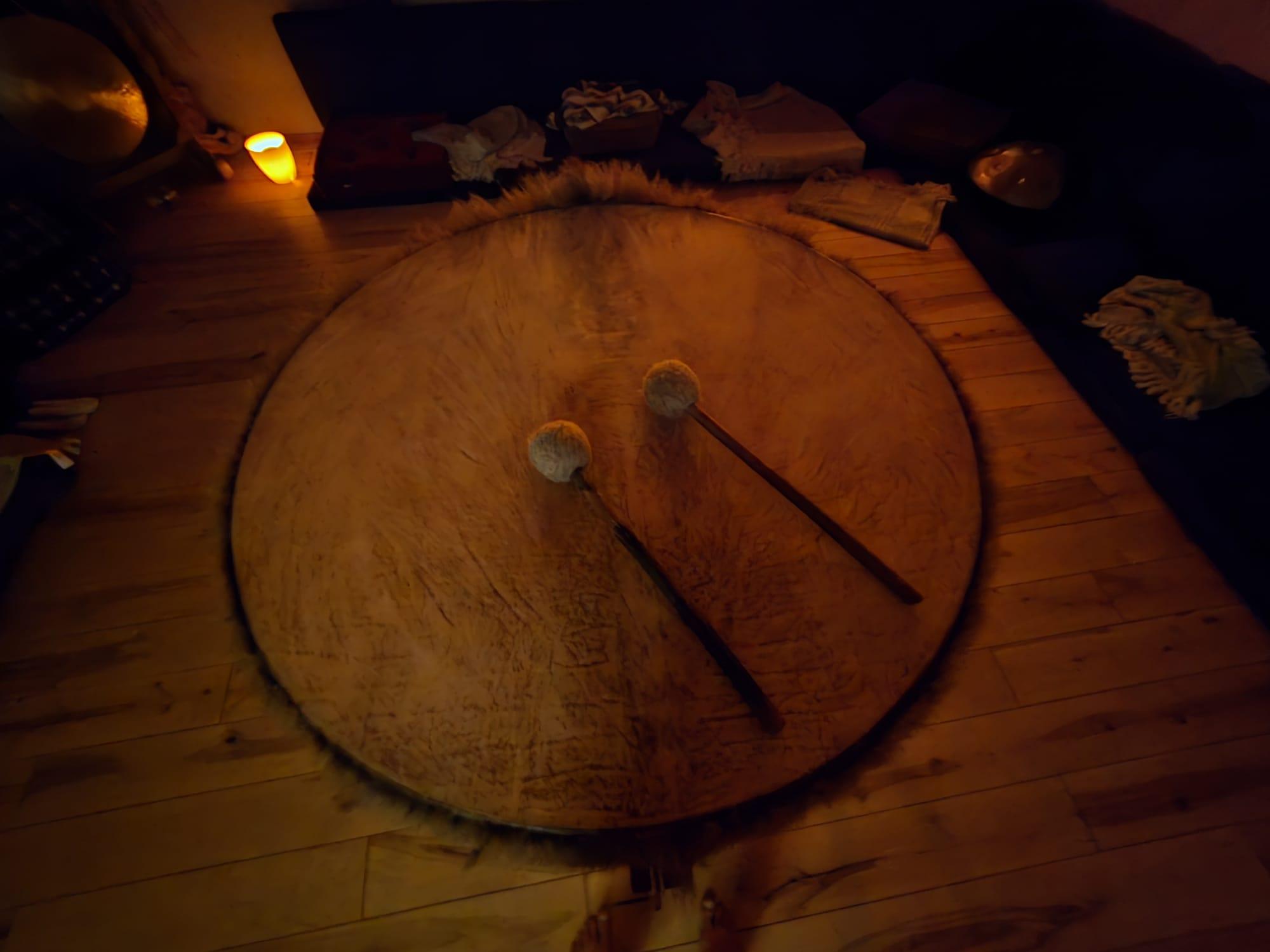 Mother Drum im Kerzenlicht, bereit für die Trommelreise